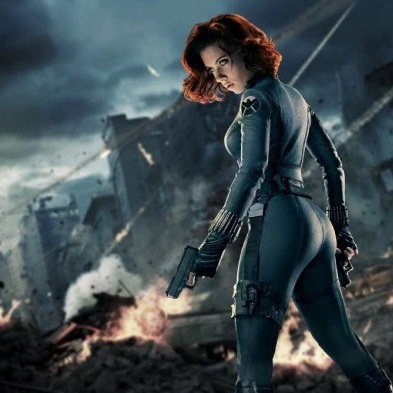 black widow tenant un pistolet devant une scène de bataille