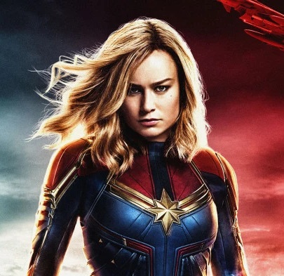 captain-marvel debout dans son costume