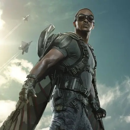 falcon dans son costume avec des avions de chasse à l'arrière