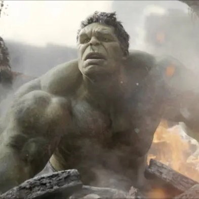 hulk qui sort des décombres entouré de fumée