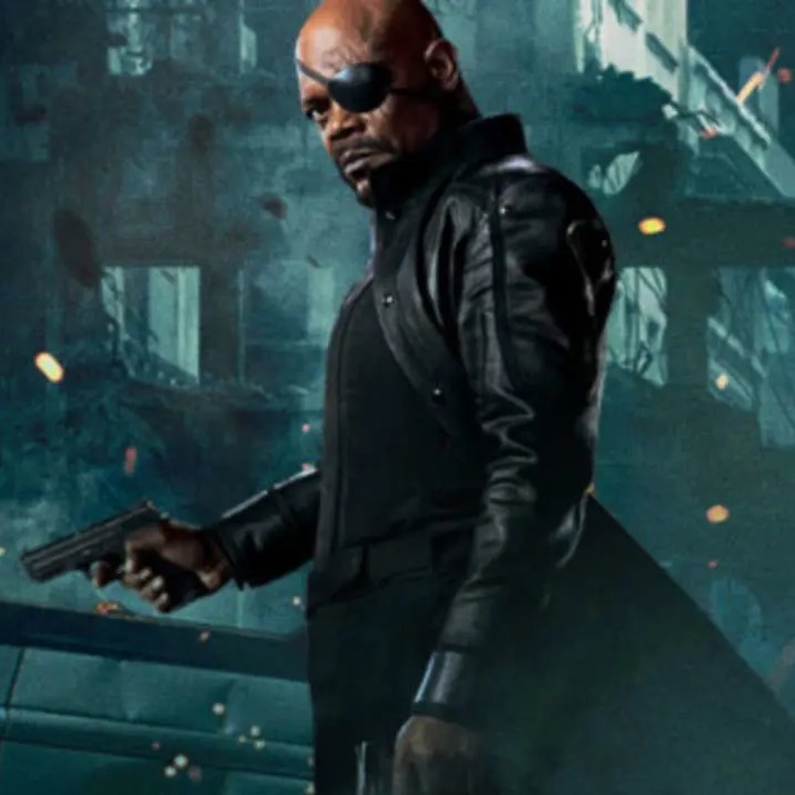 nick-fury arme à la main devant un batiment en ruine