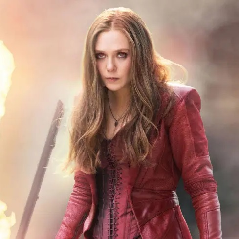 scarlet-witch debout dans une tenu rouge