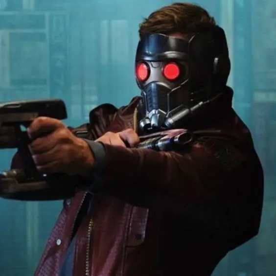 star-lord portant un masque et en train de tirer